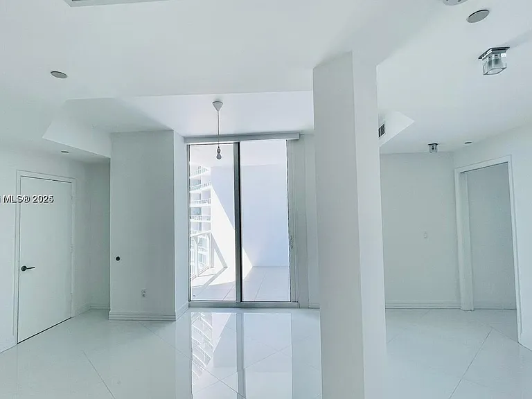 2020 N Bayshore Dr — Photo 6