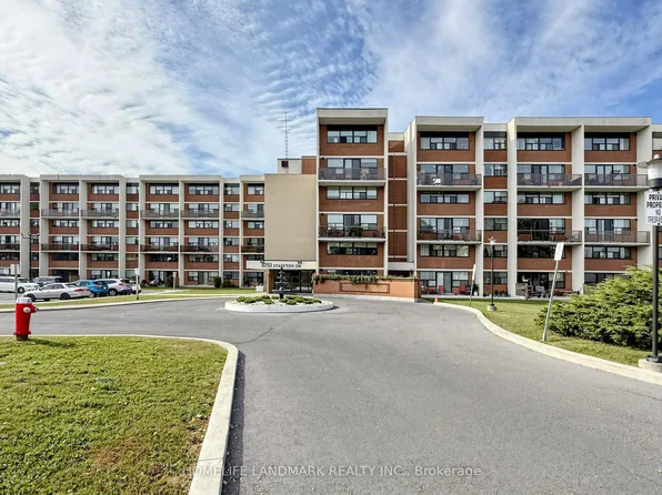 1050 Stainton Dr #327, Mississauga, ON L5C 2T7