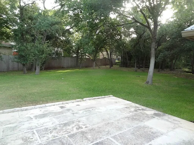 3211 Park Hills Dr — Photo 2