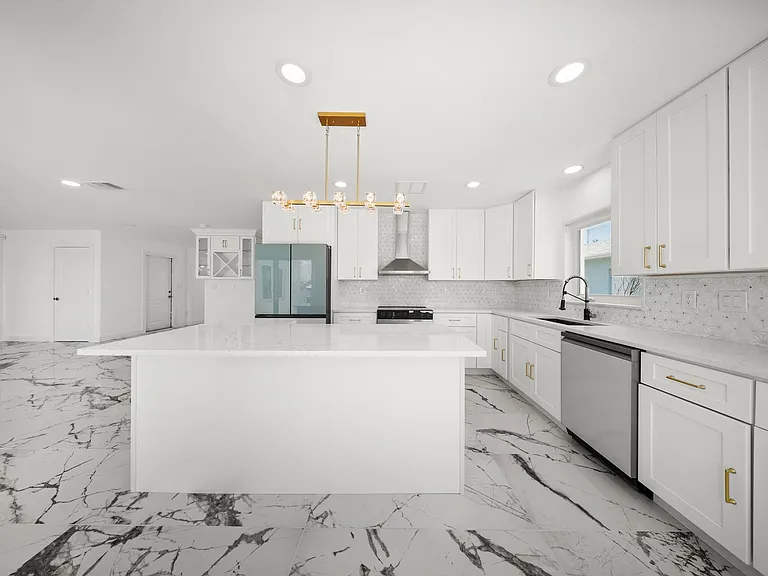 600 115th Ave — Photo 5