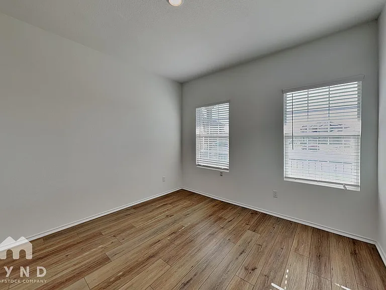 428 Sebring Cir — Photo 2