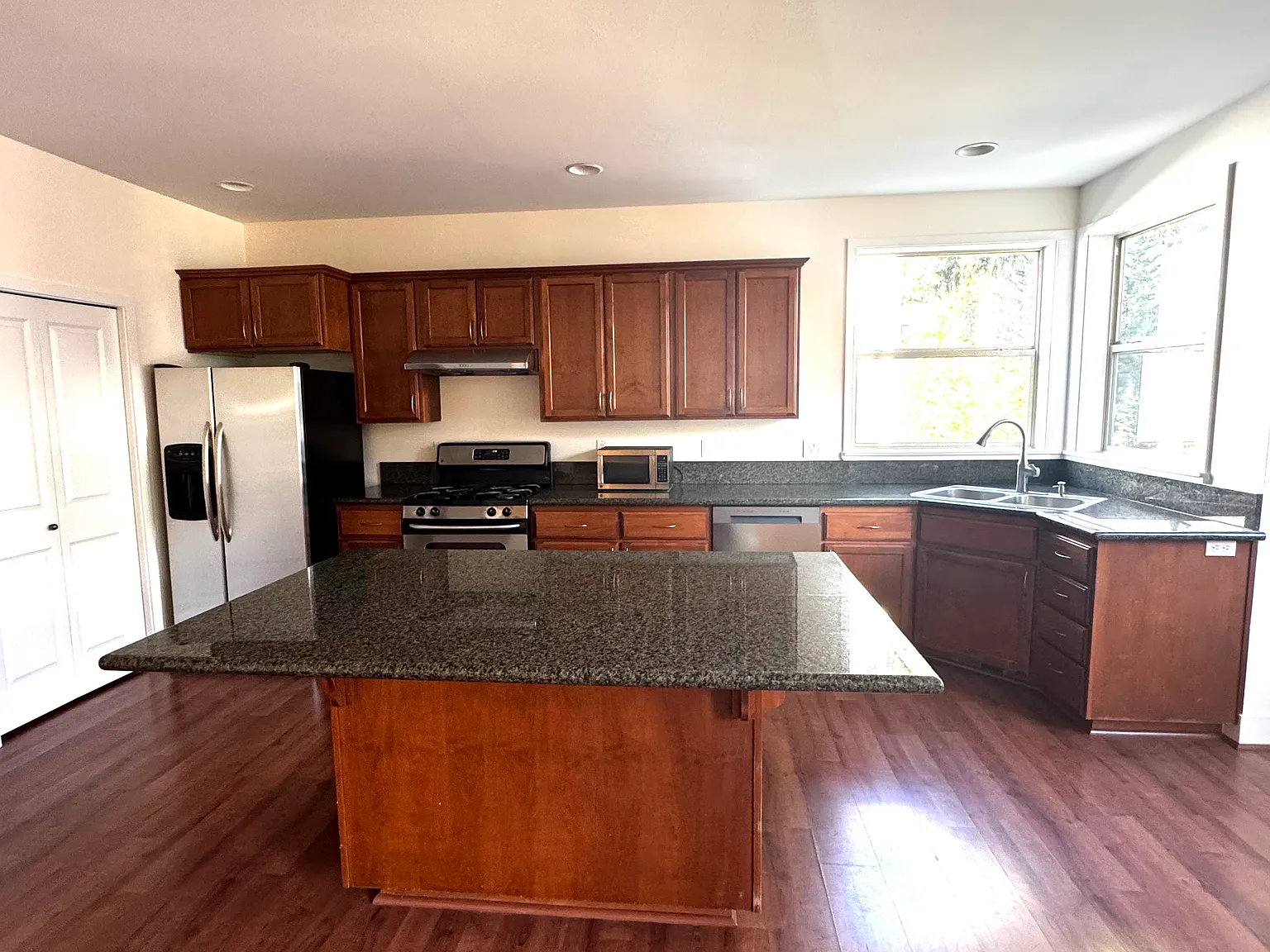 4 bed, 2.5 bath, 1900 sqft, $3,800 — Photo 1
