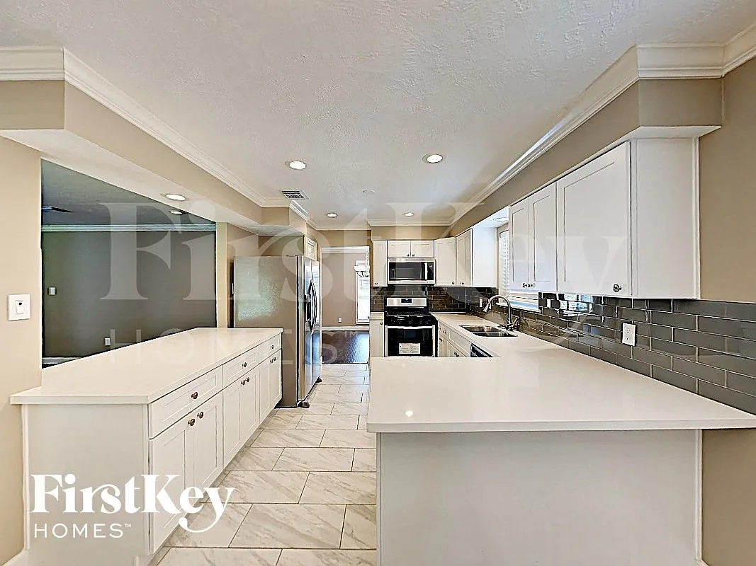 4 bed, 2.0 bath, 2098 sqft, $2,435 — Photo 3