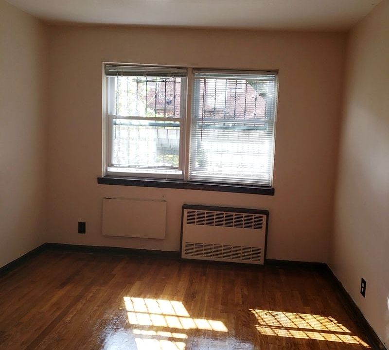 2nd image of 814 Maple St APT 1
