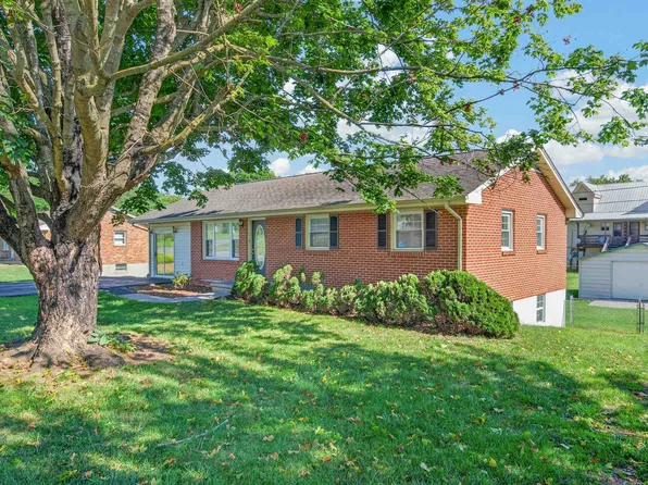 6902 Riverbend Dr, Radford, VA 24141