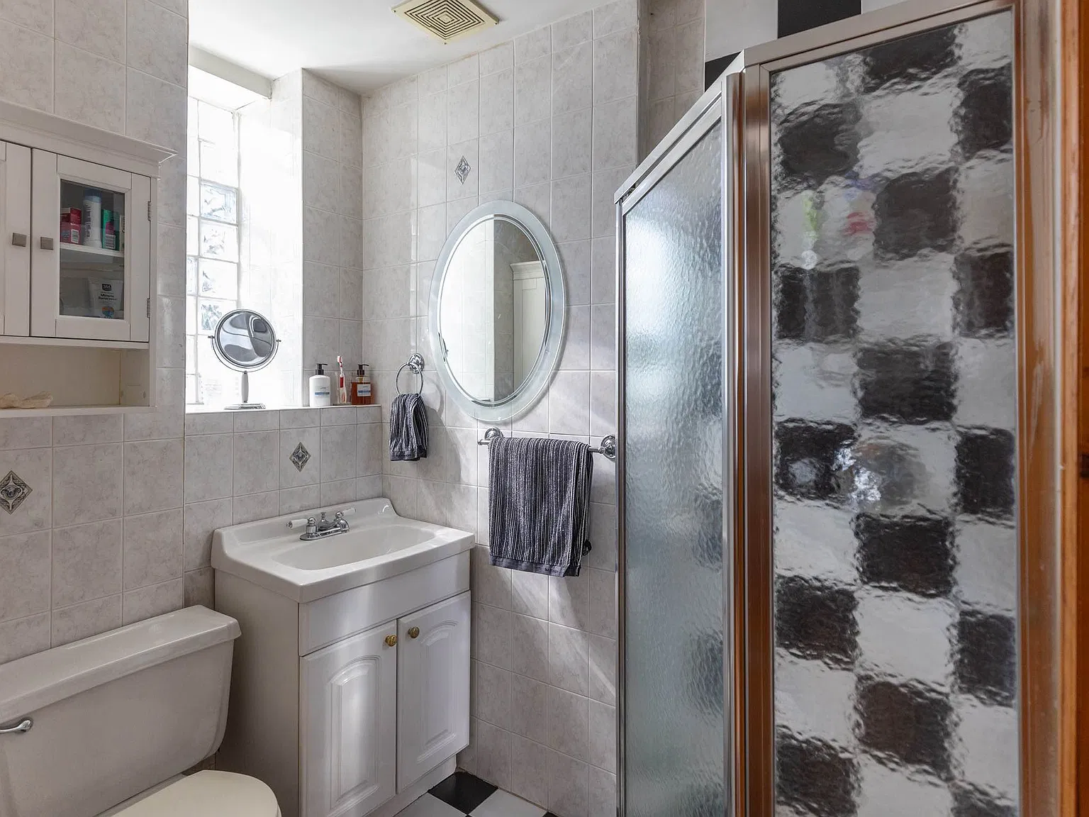 586 Third Avenue — Photo 4