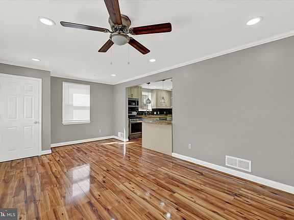 4th image of 408 7th Ave NE