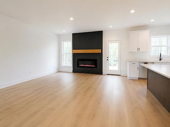 2nd image of 2000 Hayes Rd