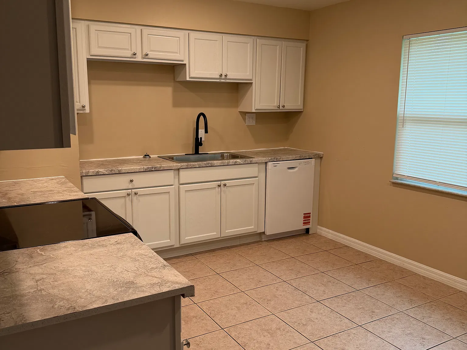 3 bed, 884 sqft, $1,600 — Photo 3