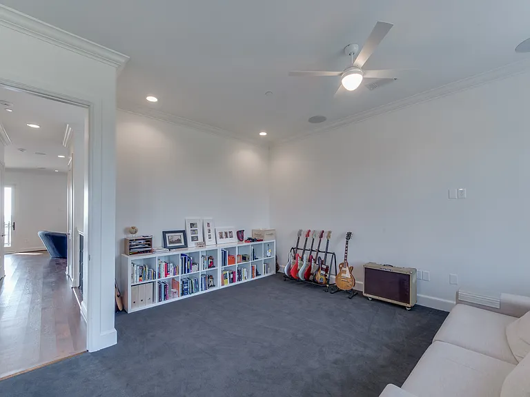 418 NE 2nd St — Photo 17