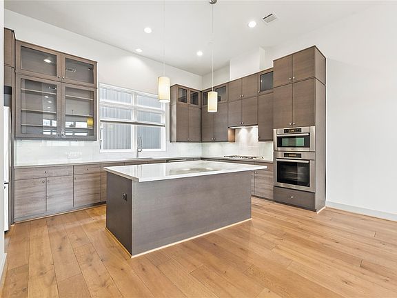 3rd image of 723 Nagle St