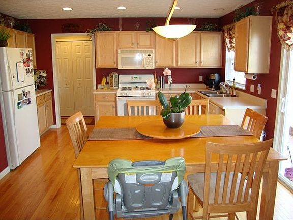 3rd image of 531 Rolling Brooke Way