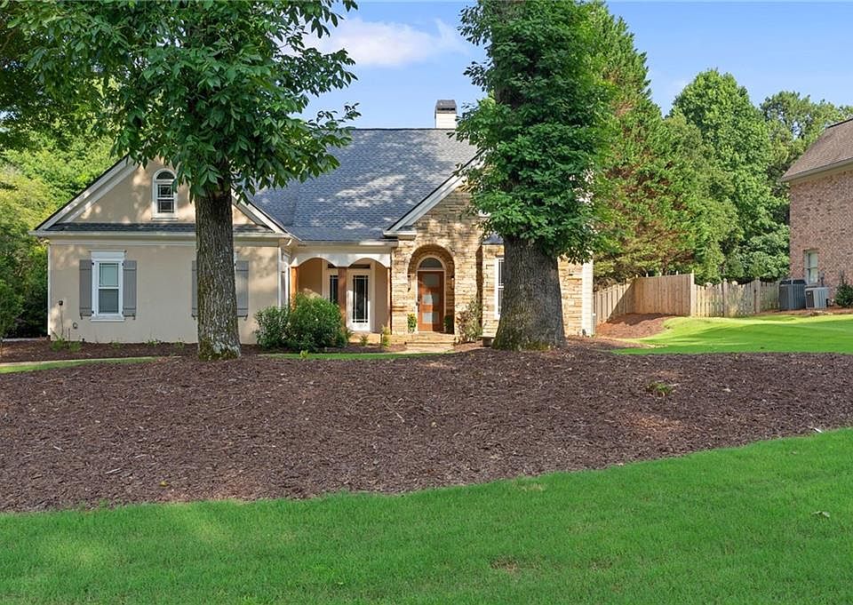 1st image of 802 Lakeglen Dr
