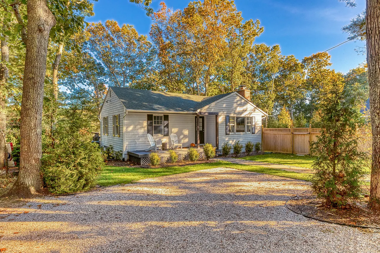 Waterfront Sag Harbor 4 Beds / 2 Bath + Pool — Photo 3