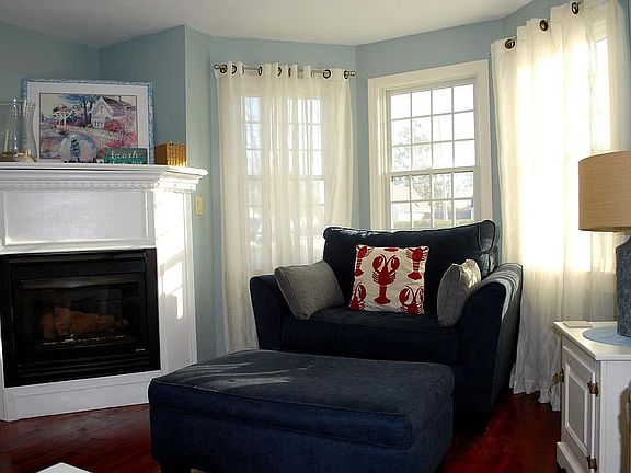 Gas Fireplace HW floors