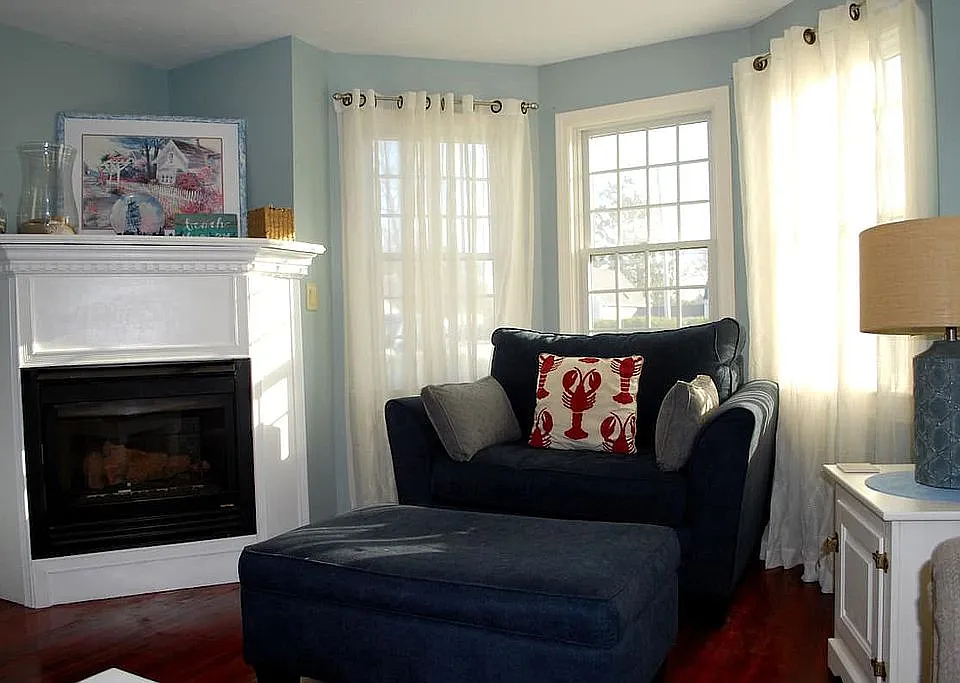 Gas Fireplace HW floors