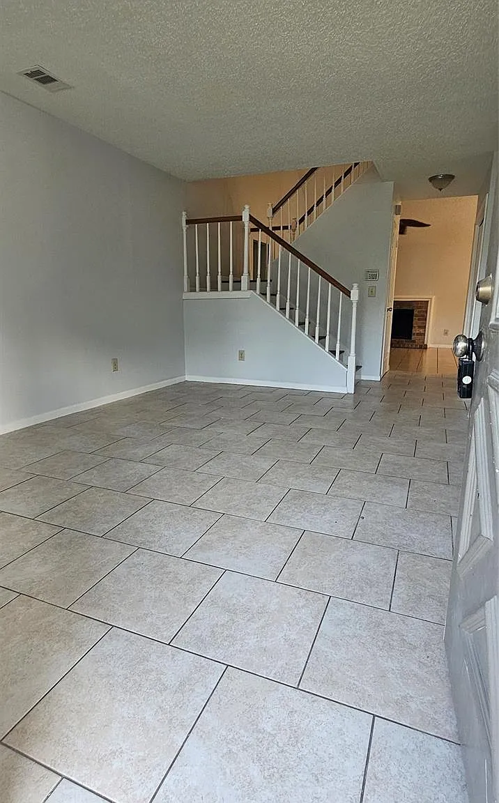 3 bed, 2.0 bath, 1552 sqft, $2,100 — Photo 2