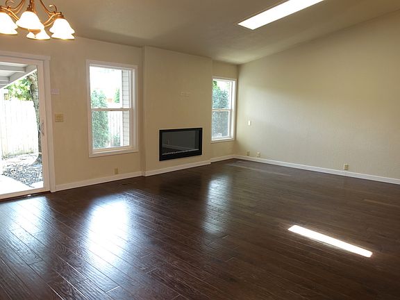 3rd image of 821 E Pennsylvania Dr