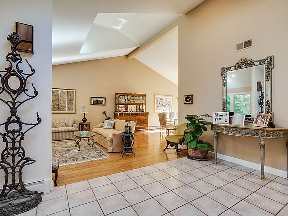5th image of 14 Hilltop Dr