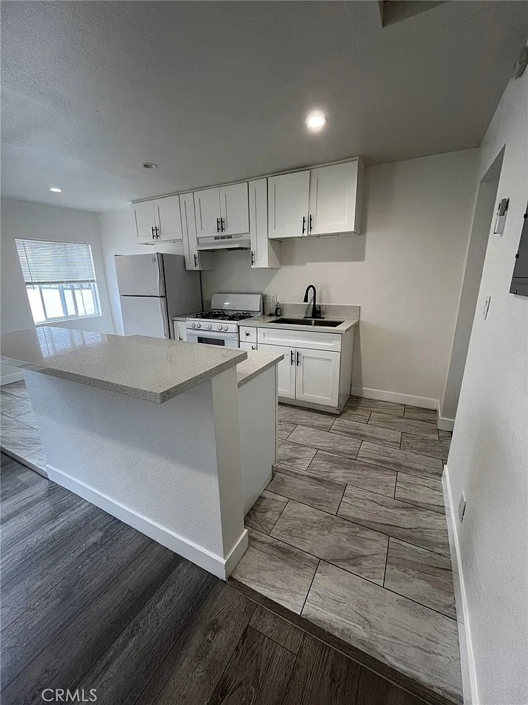 2 bed, 750 sqft, $2,500 — Photo 3