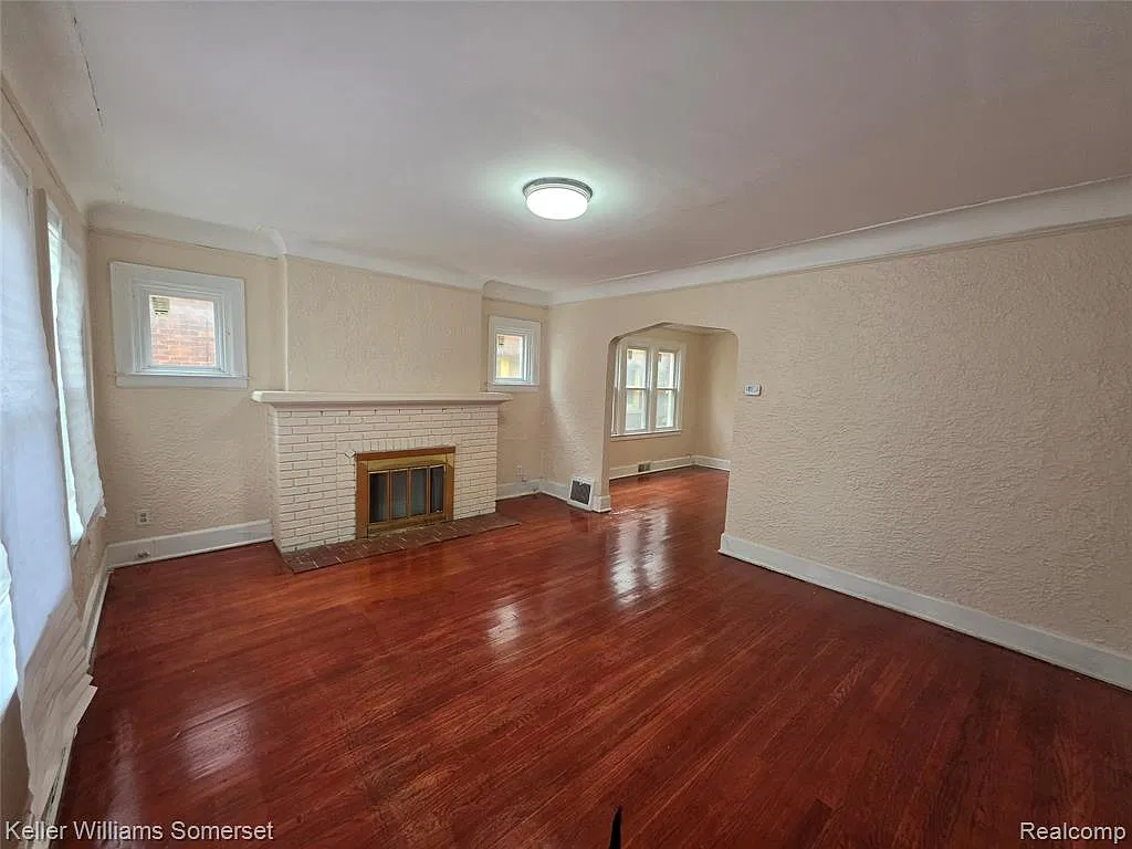 3 bed, 1.0 bath, 1250 sqft, $950 — Photo 2