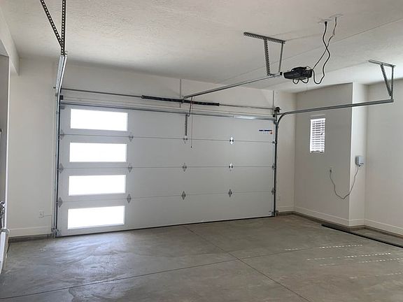 5th image of 1017 E Black Oak Dr