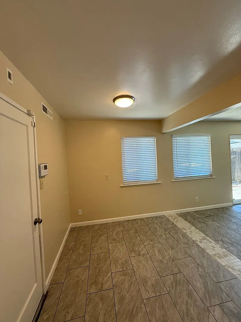 Large Corner Lot Home — Photo 4
