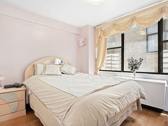 4th image of 301 E 45th St APT 17A