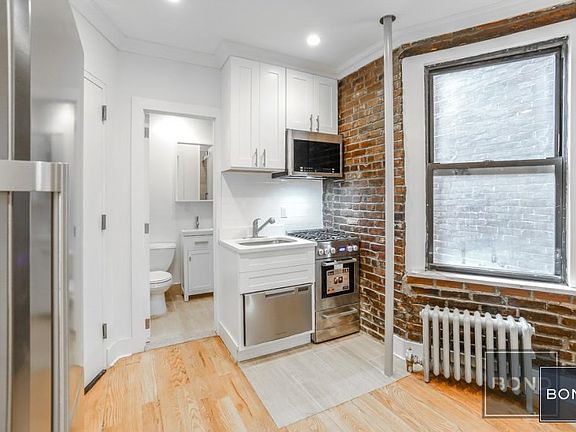 3rd image of 128 Macdougal St APT 4B
