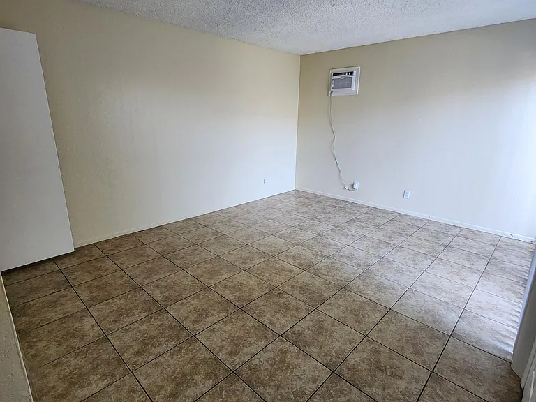 745 S Lark Ellen Ave — Photo 5