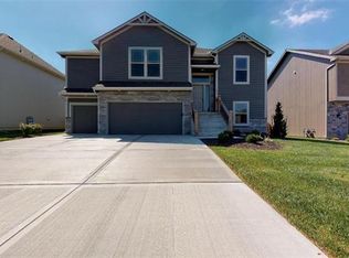 4805 Shady Bend Dr, Leavenworth, KS 66048