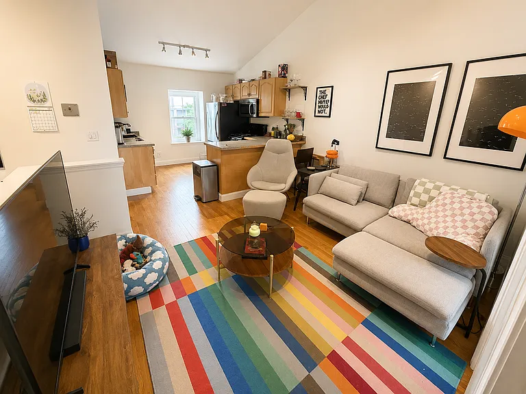645 E 7th St #3 — Photo 1