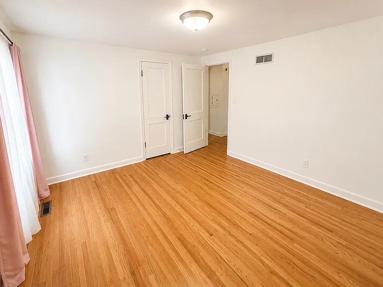 1414 Center St W — Photo 8