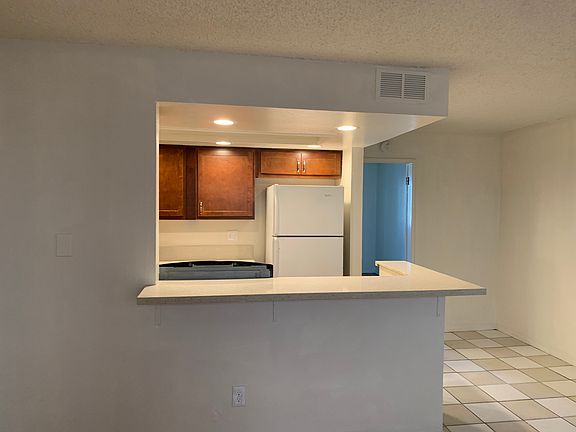 3rd image of 1205 N Ross St APT 31