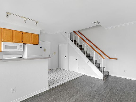 5th image of 4034 Redwood Ave APT 107