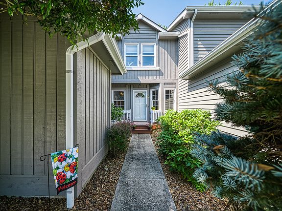 3rd image of 528 River Bend Dr