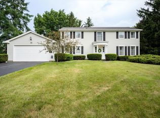 18 Charter Oaks Dr, Pittsford, NY 14534