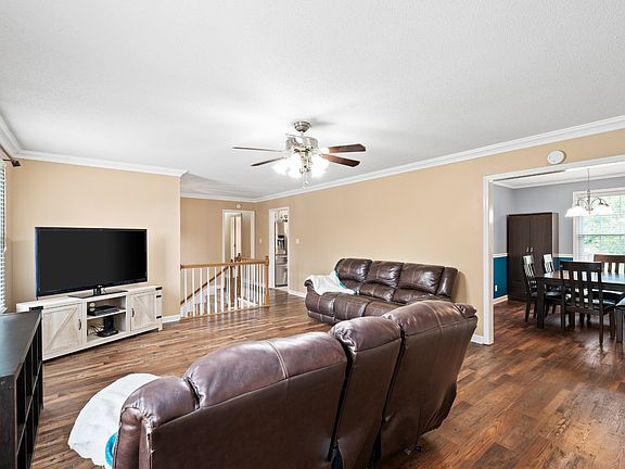 5th image of 1403 Honeysuckle Ln