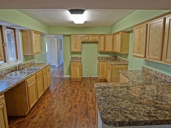3rd image of 2570 Woodview Dr