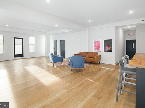 2nd image of 3148-52 Richmond St #11
