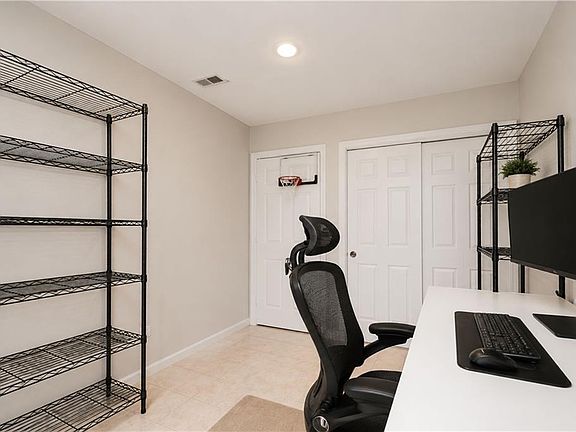4th image of 218 Essex Dr