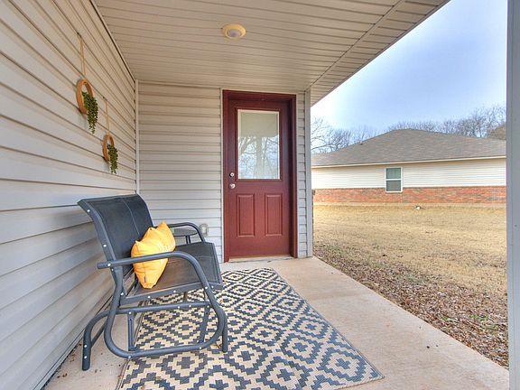 3rd image of 823 Highgarden Cir