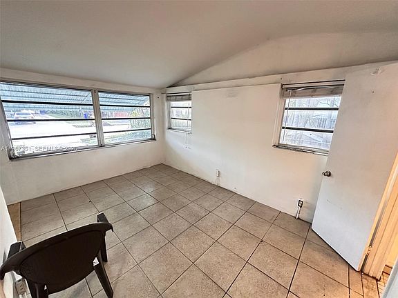 5th image of 1829 Harding St