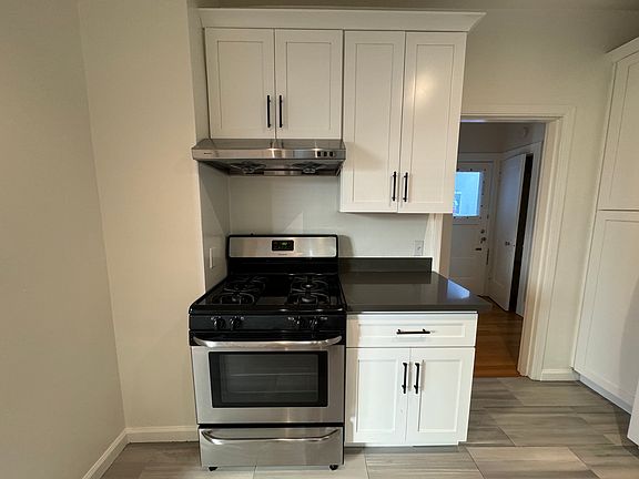 5th image of 863 Erie St