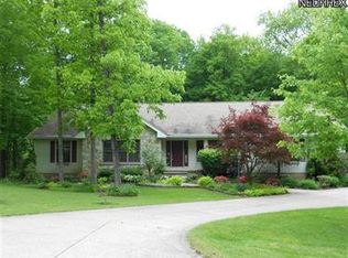 10030 Hawthorne Dr, Chardon, OH