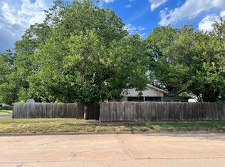 221 W Roger Miller Blvd, Erick, OK 73645