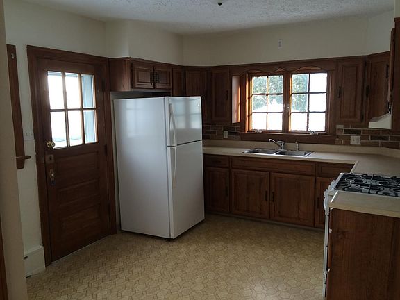 5th image of 2613 Plum St