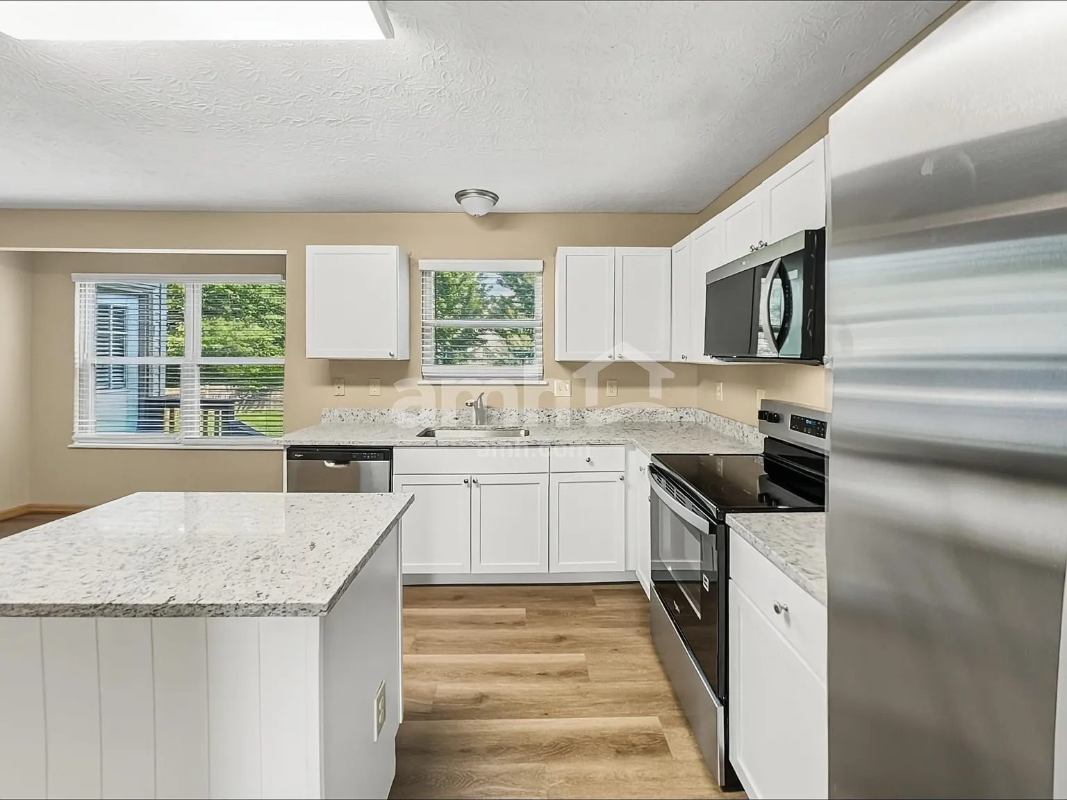 4 bed, 2.5 bath, 1734 sqft, $2,405 — Photo 4