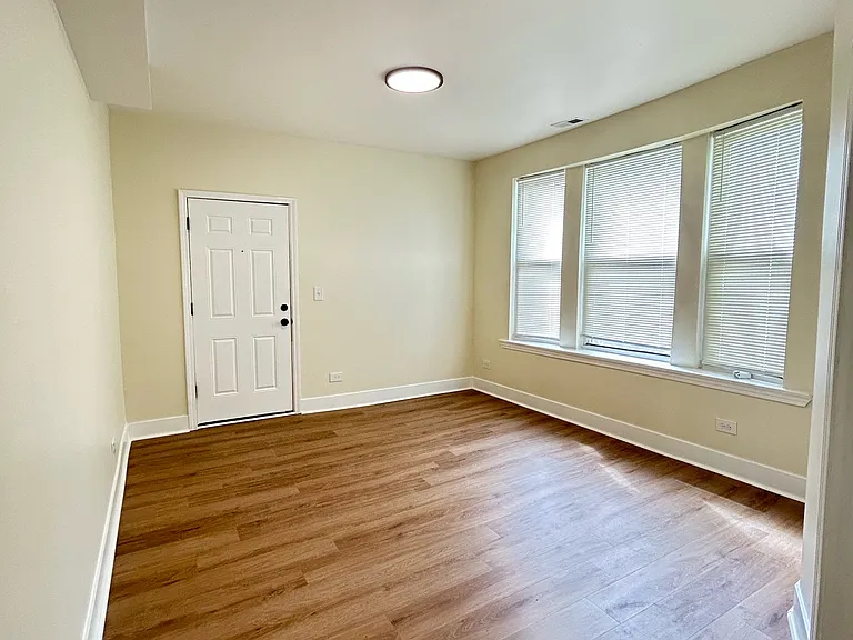1006 W 77th St #2 — Photo 10
