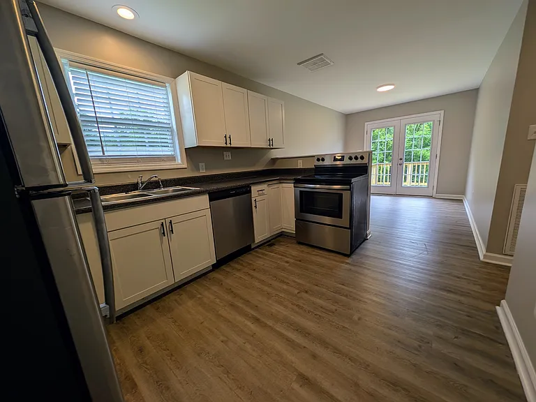 526 Center Ave — Photo 6